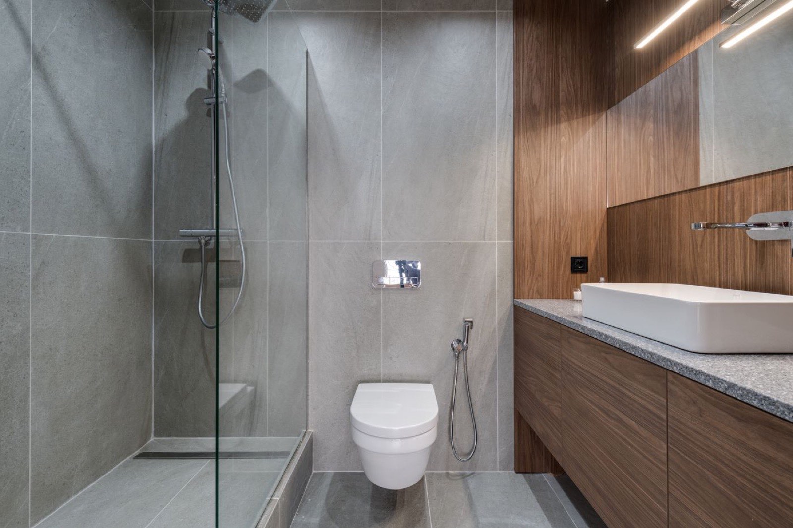 Salle de bain rénovée avec douche à l'italienne