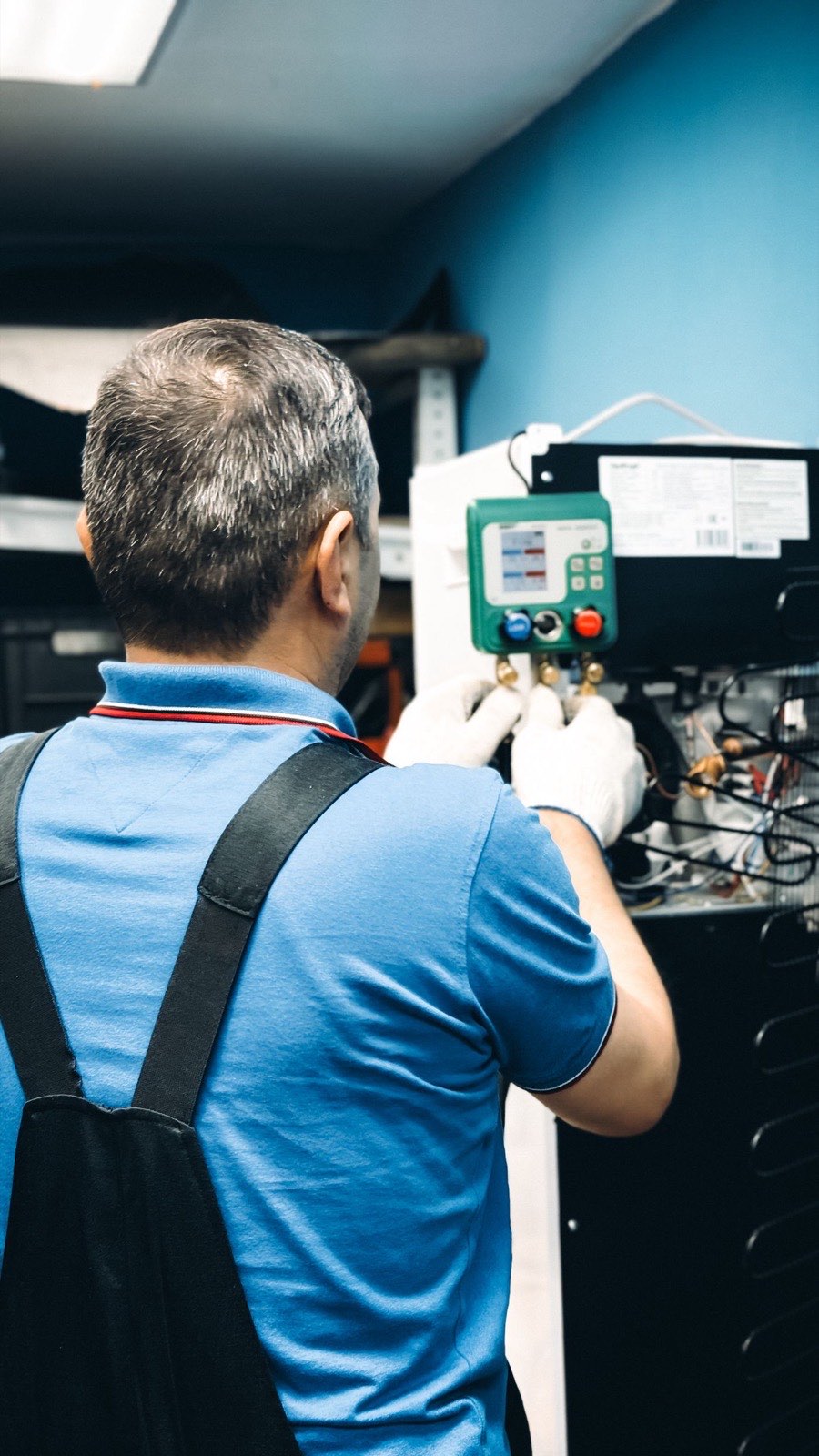 Technicien EOSOL'R au travail sur une installation